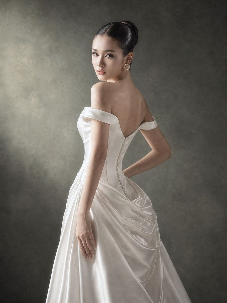 suông satin trễ vai — RTW-30011 · 胡志明市 Vivian Bridal 婚纱