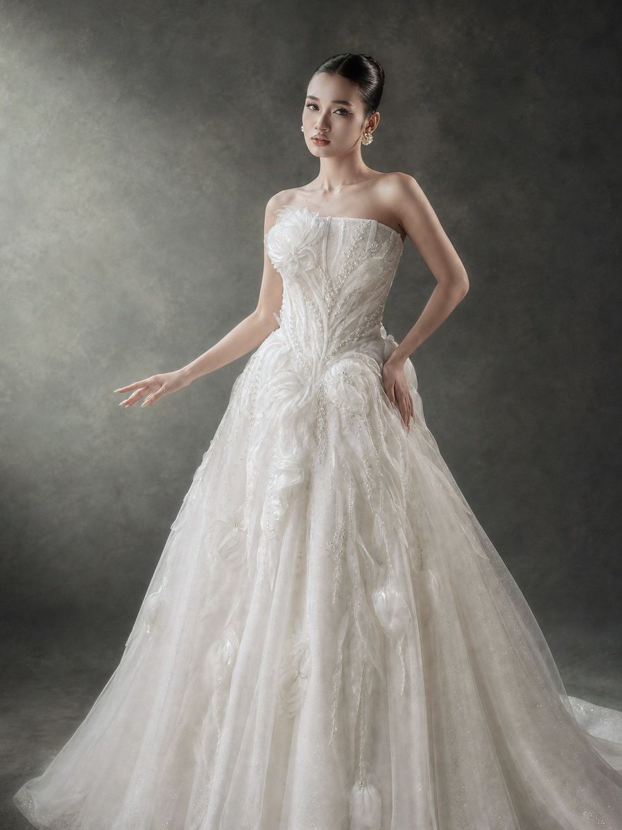 Suông ren đính kết hoa 3D cúp ngực — RTW-30015 · váy cưới tại Vivian Bridal, TP.HCM