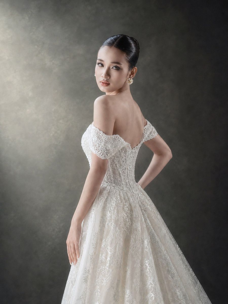 suông ren trễ vai đính kết — RTW-30016 · 胡志明市 Vivian Bridal 婚纱