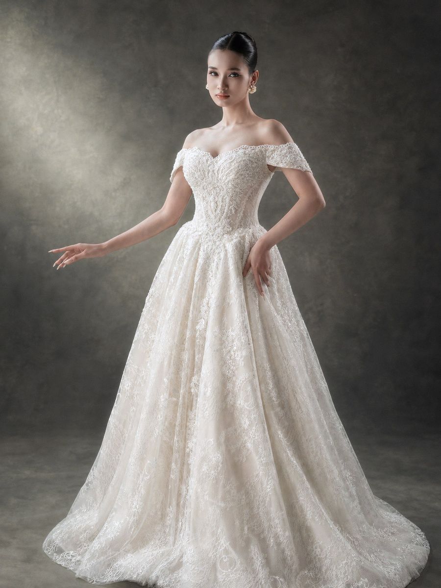 suông ren trễ vai đính kết — RTW-30016 · 胡志明市 Vivian Bridal 婚纱