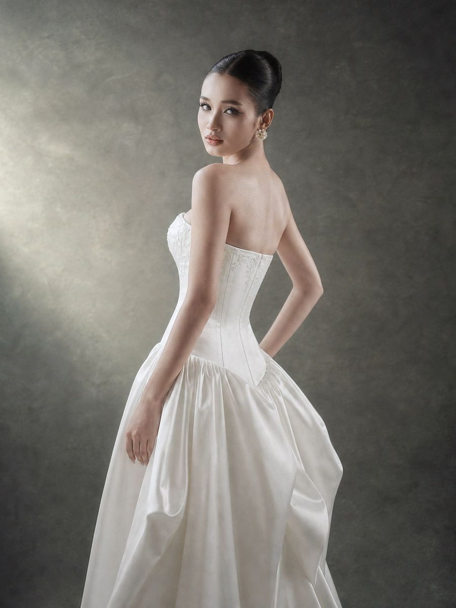 suông phi hạ eo xếp nhúng cúp ngực — RTW-30017 · váy cưới tại Vivian Bridal, TP.HCM