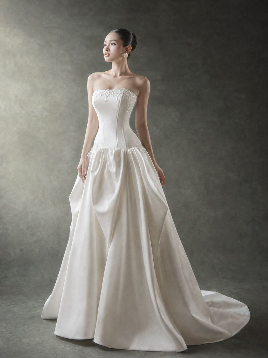 suông phi hạ eo xếp nhúng cúp ngực — RTW-30017 · váy cưới tại Vivian Bridal, TP.HCM