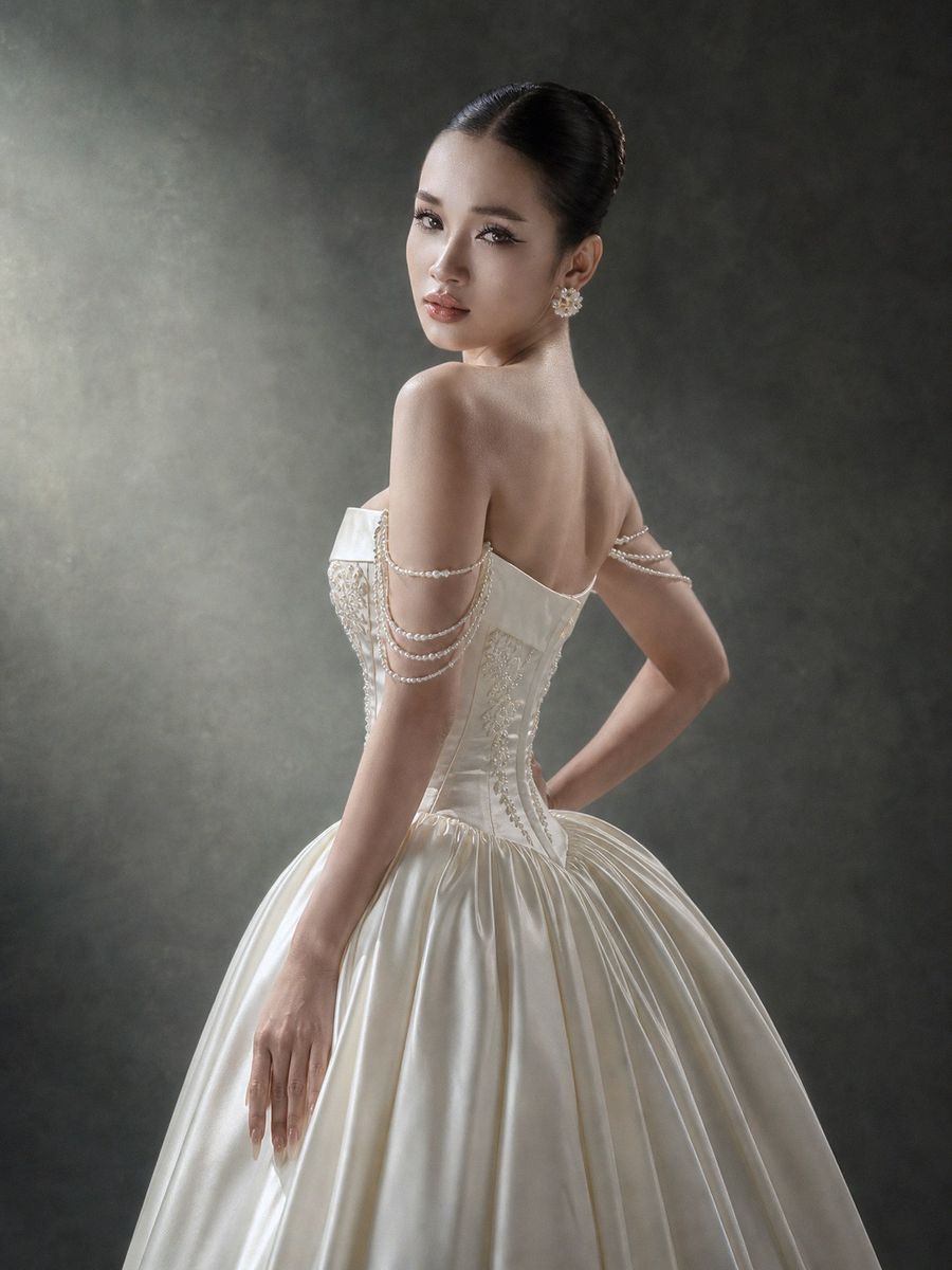 xoè satin cúp ngực ngang màu kem — RTW-70022 · váy cưới tại Vivian Bridal, TP.HCM