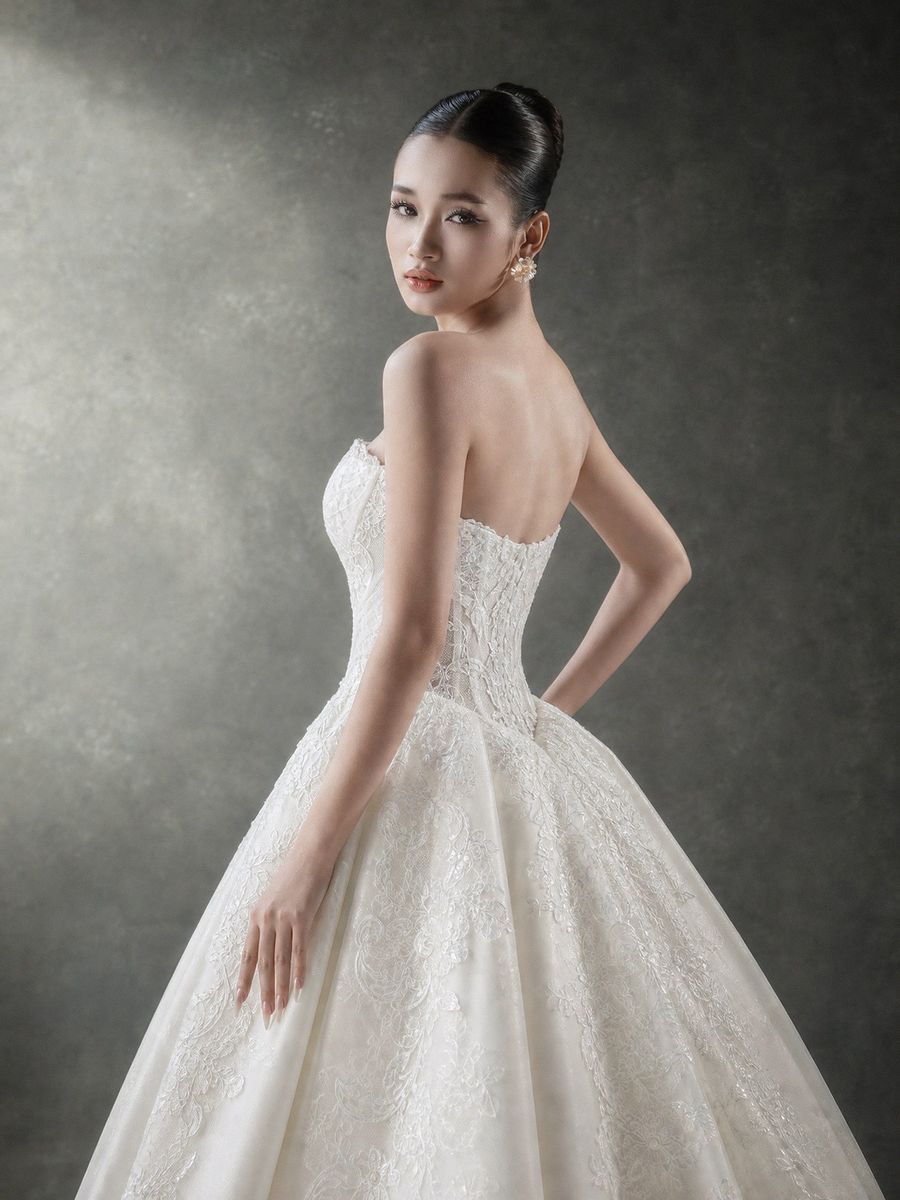 Xoè ren hoa cúp ngực — RTW-70028 · váy cưới tại Vivian Bridal, TP.HCM