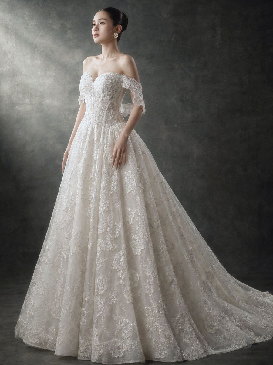 xoè ren hoa trễ vai — RTW-70029 · váy cưới tại Vivian Bridal, TP.HCM