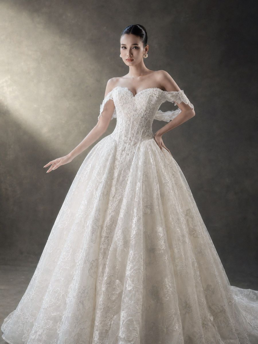xoè ren hoa trễ vai — RTW-70029 · váy cưới tại Vivian Bridal, TP.HCM