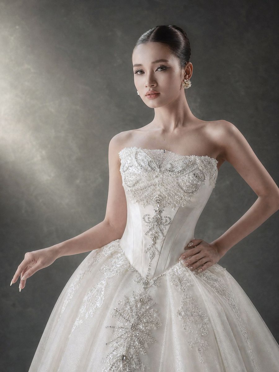 Xoè vi tính cúp ngực đính kết — RTW-70030 · váy cưới tại Vivian Bridal, TP.HCM