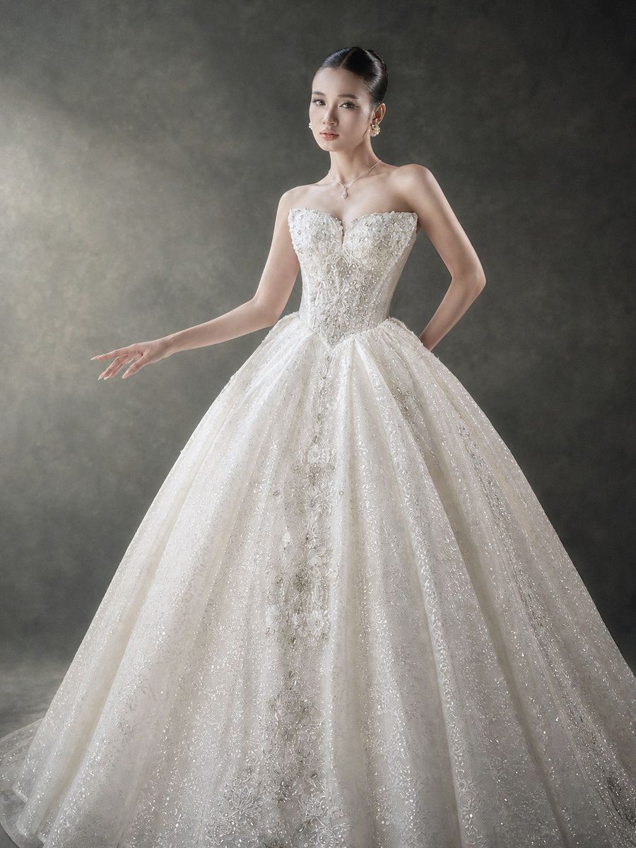Xoè vi tính cúp ngực đính đá — RTW-70031 · váy cưới tại Vivian Bridal, TP.HCM