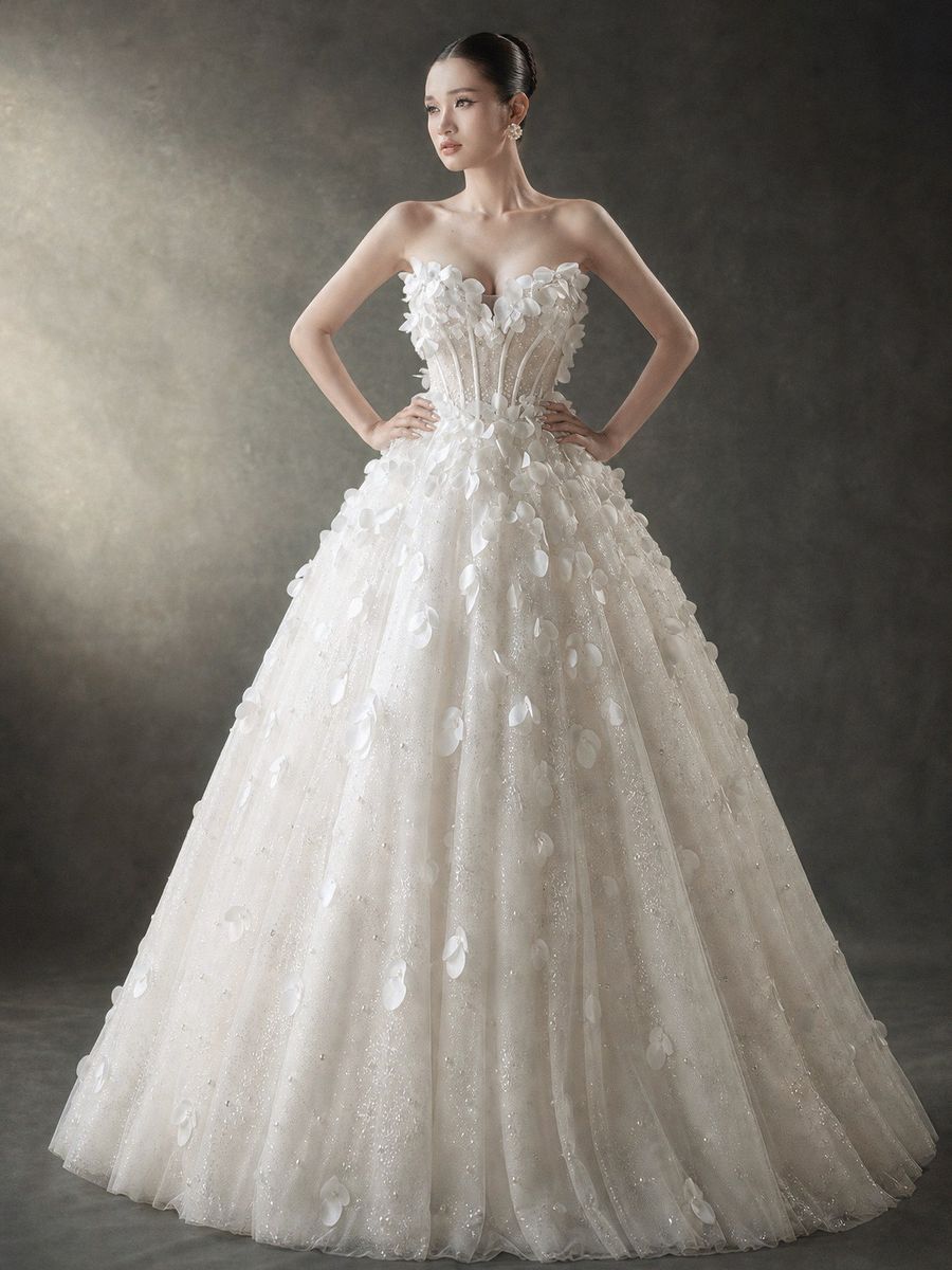 Xoè hoa trễ vai — RTW-70037 · váy cưới tại Vivian Bridal, TP.HCM