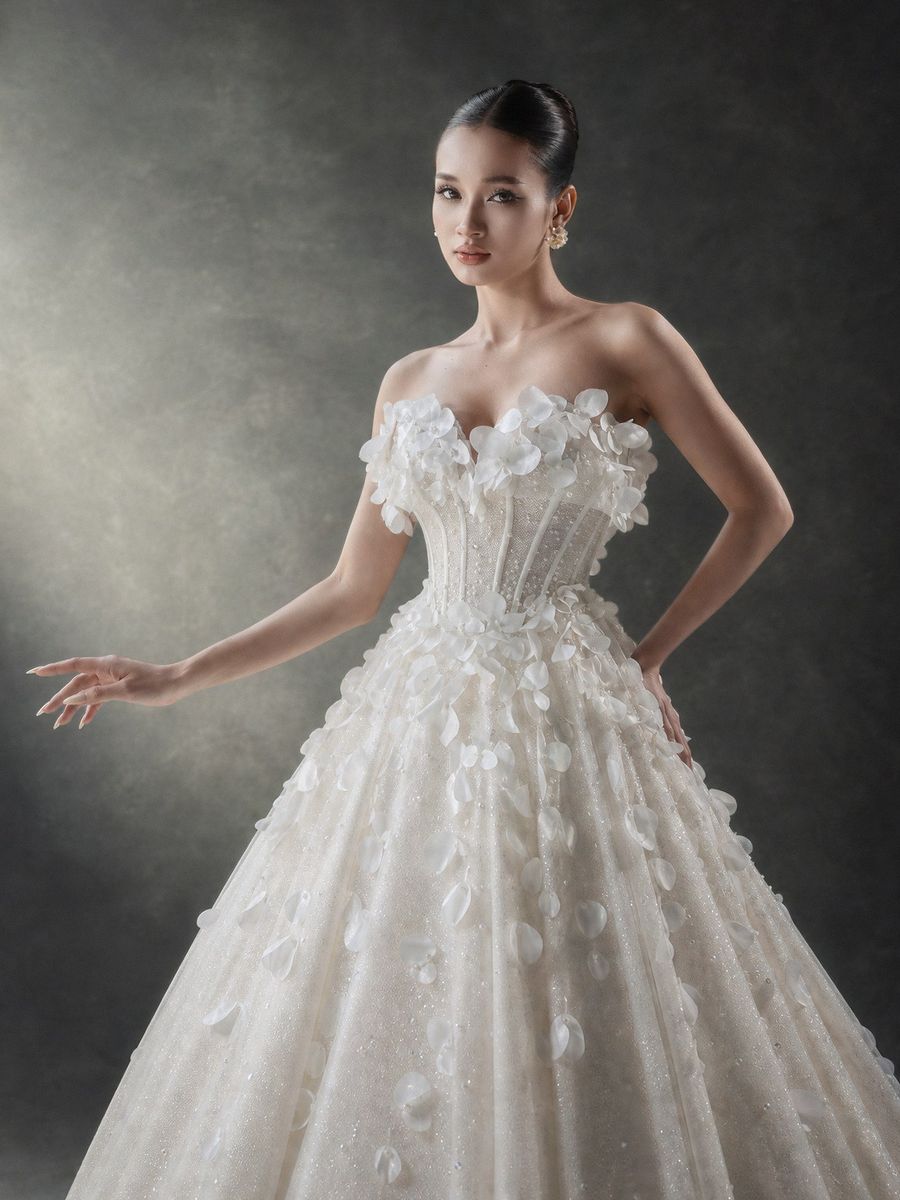 Xoè hoa trễ vai — RTW-70037 · váy cưới tại Vivian Bridal, TP.HCM