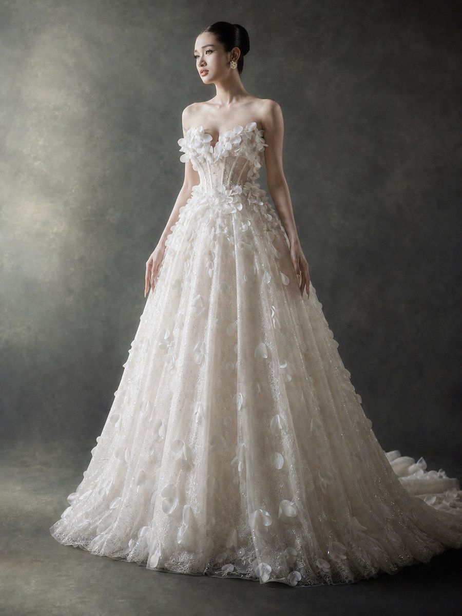 Xoè hoa trễ vai — RTW-70037 · váy cưới tại Vivian Bridal, TP.HCM
