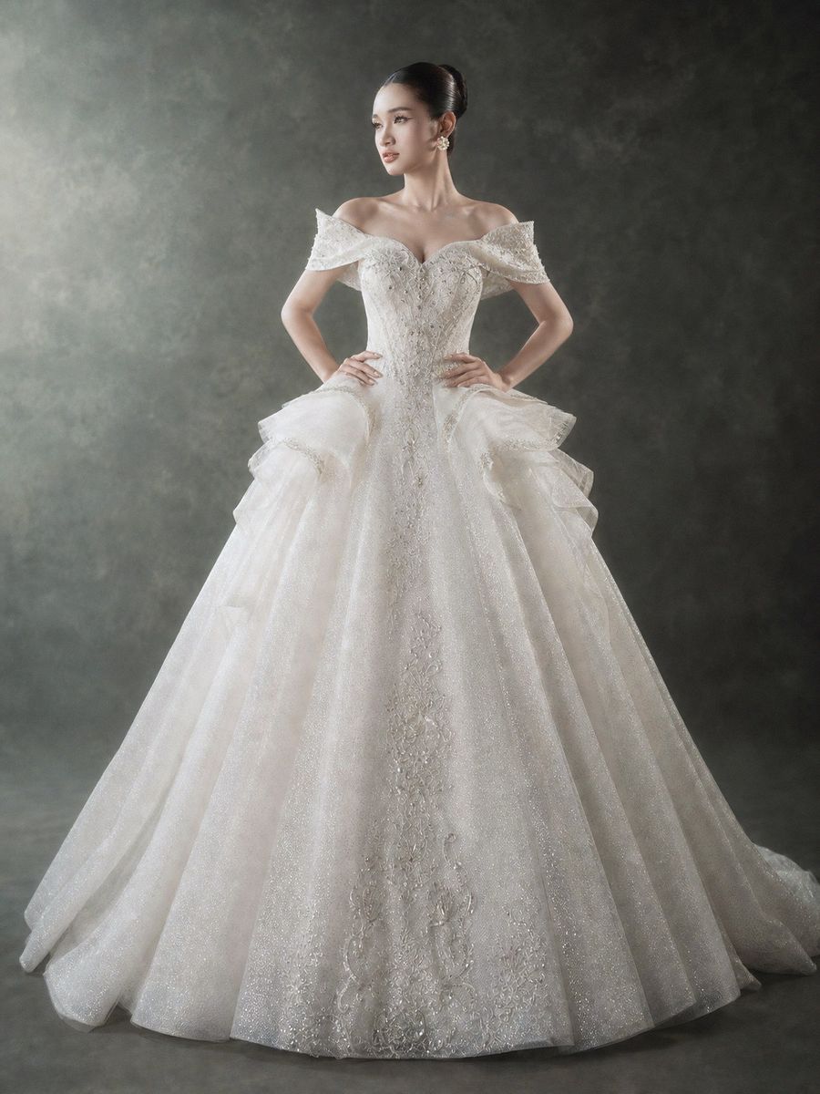 xoè vi tính trễ vai — RTW-70040 · váy cưới tại Vivian Bridal, TP.HCM