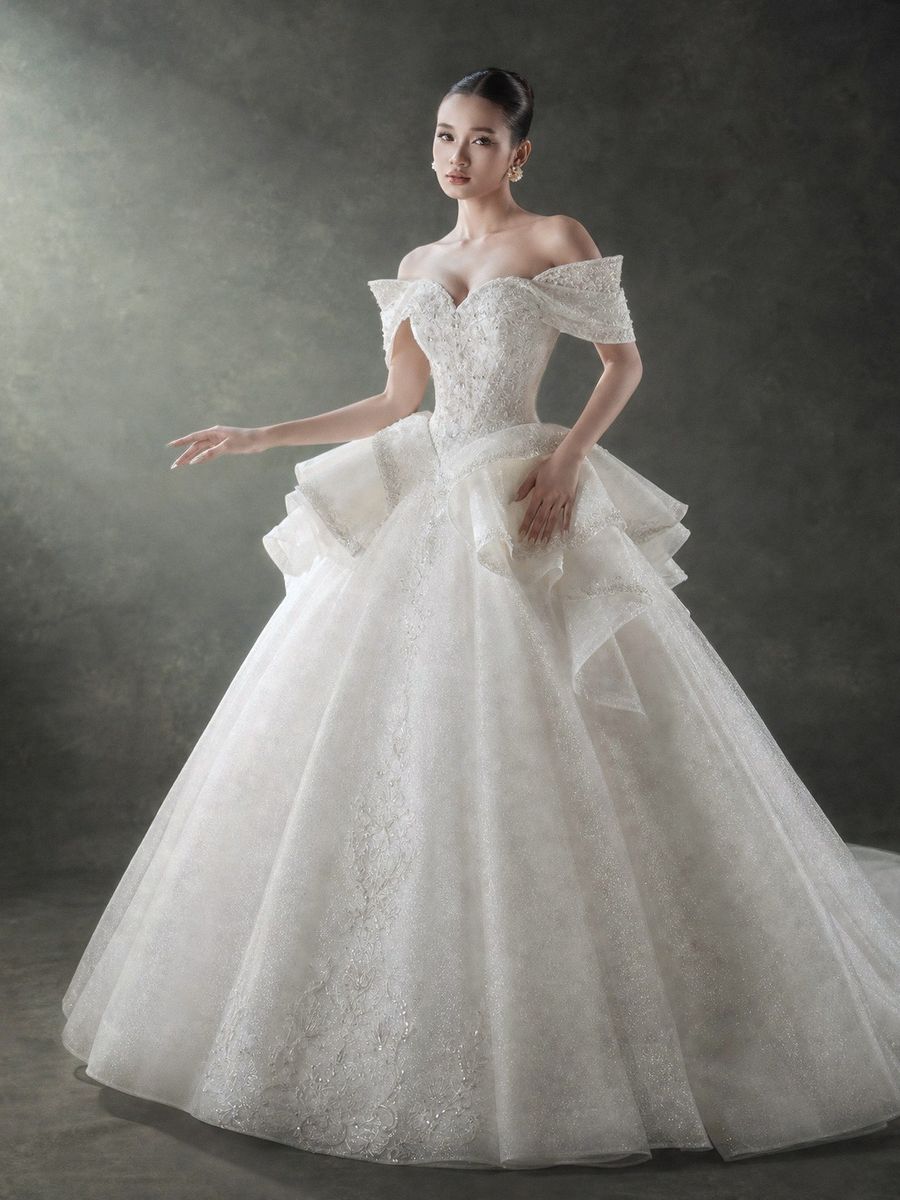 xoè vi tính trễ vai — RTW-70040 · váy cưới tại Vivian Bridal, TP.HCM