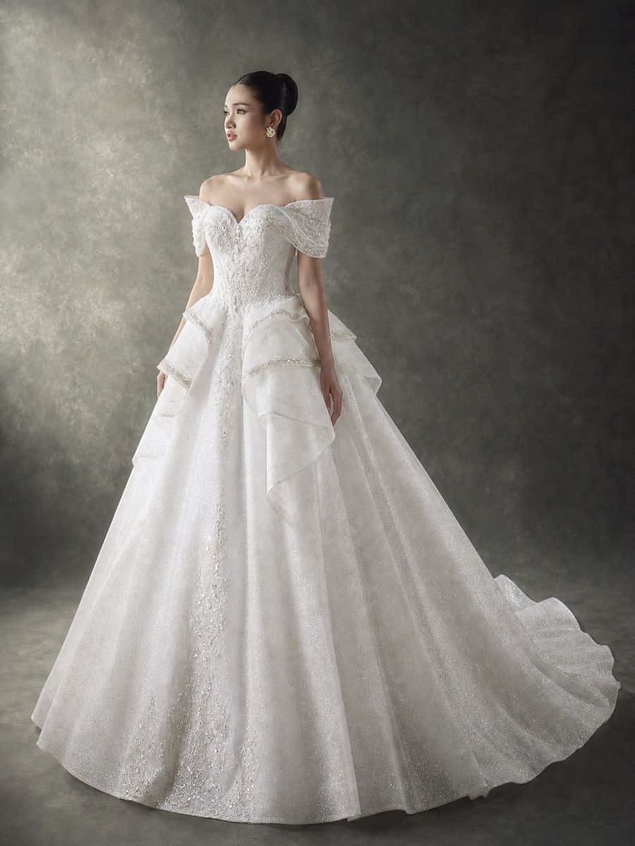 xoè vi tính trễ vai — RTW-70040 · váy cưới tại Vivian Bridal, TP.HCM