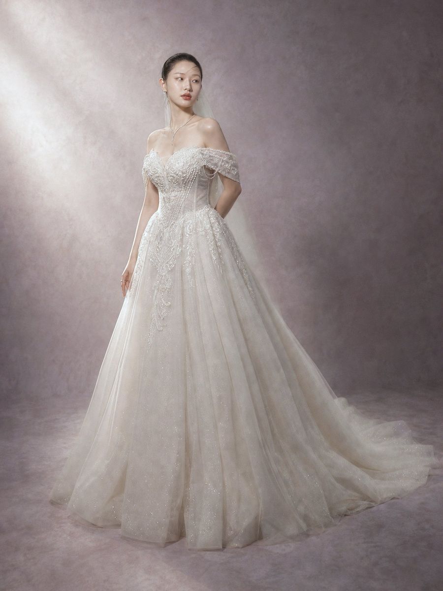 suông ren trễ vai đính kết — BZ-30007 · váy cưới tại Vivian Bridal, TP.HCM