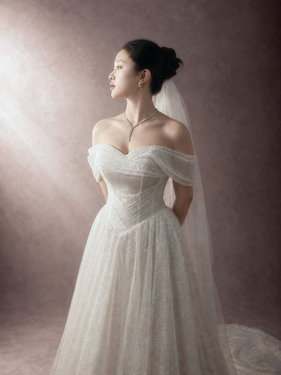 suông kim tuyến trễ vai — BZ-30008 · váy cưới tại Vivian Bridal, TP.HCM