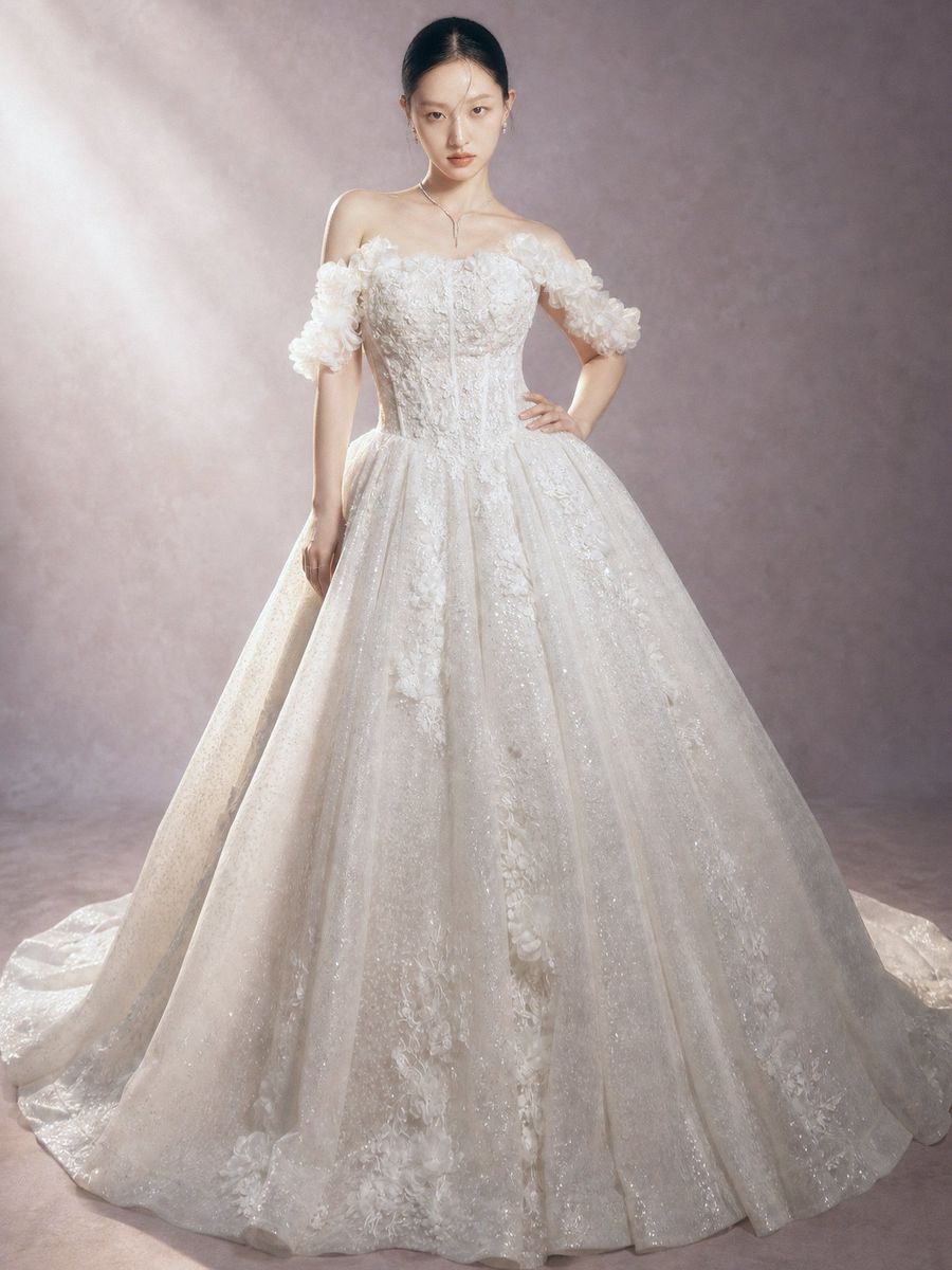 xoè ren trễ vai đính kết — BZ-70001 · váy cưới tại Vivian Bridal, TP.HCM