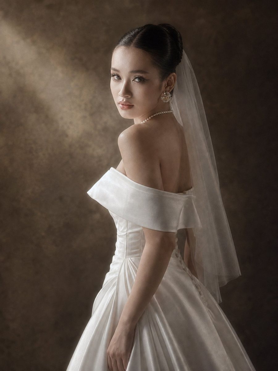 suông satin trễ vai xếp li — RTW-30008 · váy cưới tại Vivian Bridal, TP.HCM