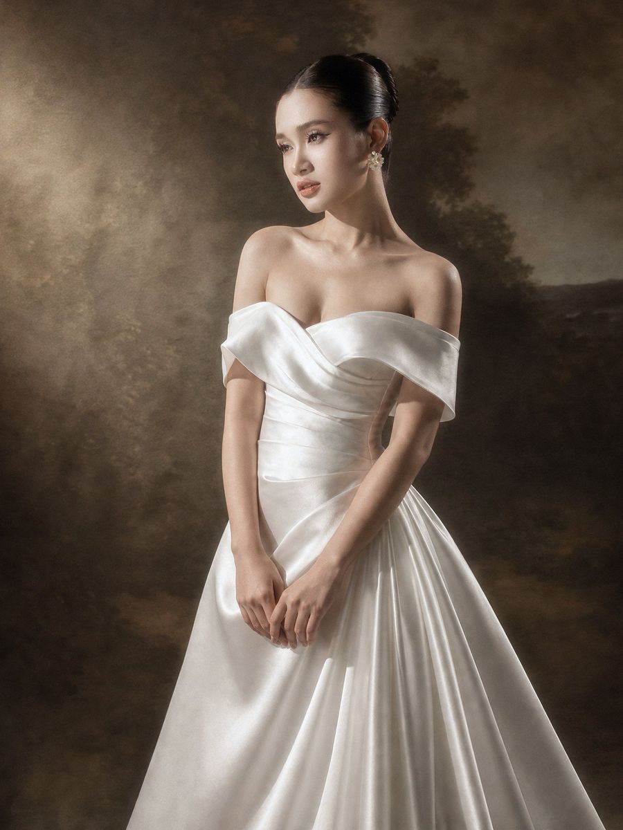 suông satin trễ vai xếp li — RTW-30008 · váy cưới tại Vivian Bridal, TP.HCM