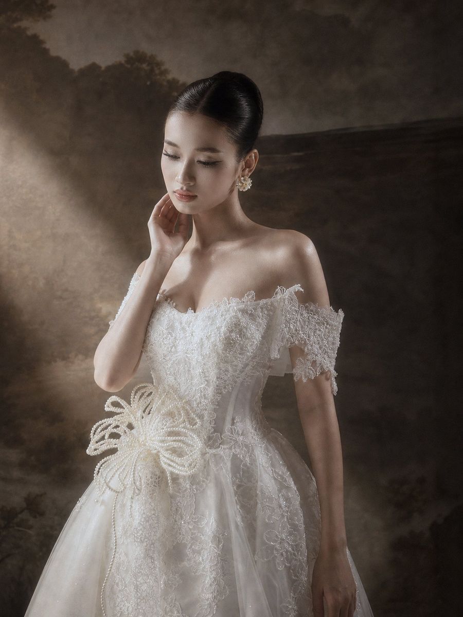 cá ren trễ vai kèm tà — RTW-50007 · váy cưới tại Vivian Bridal, TP.HCM