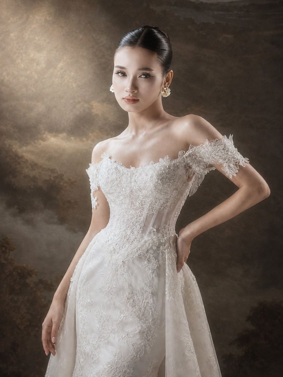 cá ren trễ vai kèm tà — RTW-50007 · váy cưới tại Vivian Bridal, TP.HCM
