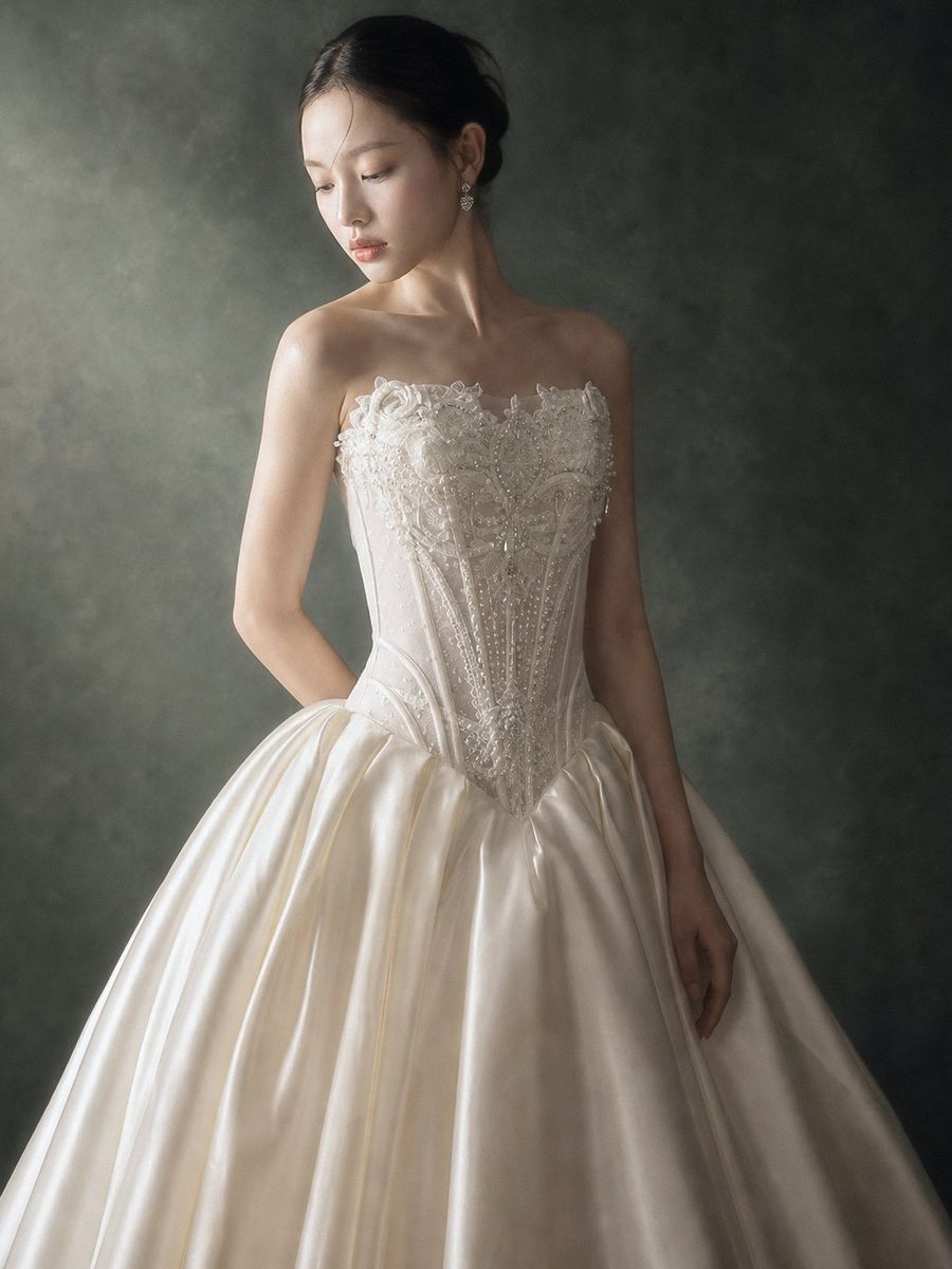 RTW-70001 — xoè satin cúp ngực đính kết