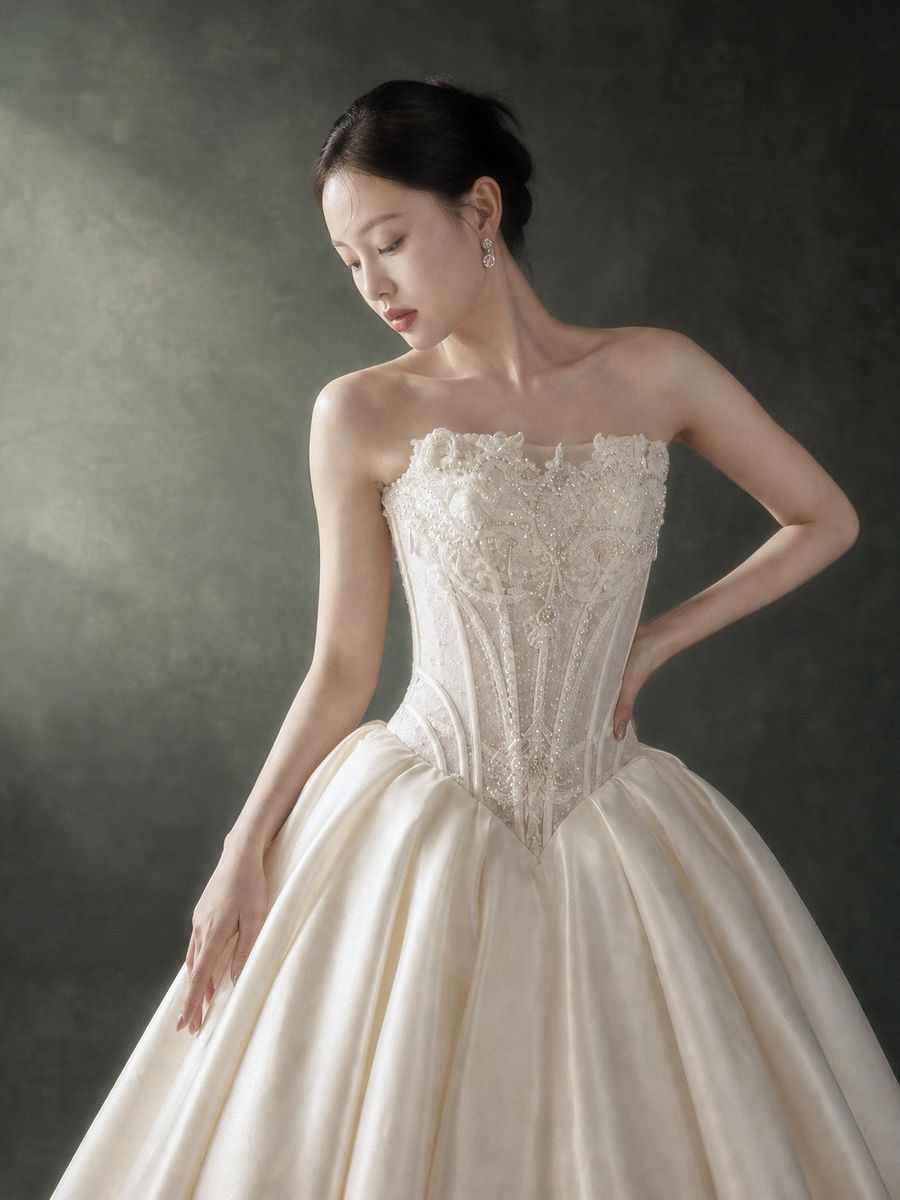 RTW-70001 — xoè satin cúp ngực đính kết