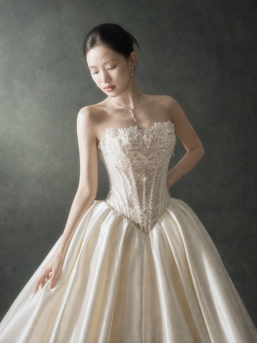 RTW-70001 — xoè satin cúp ngực đính kết