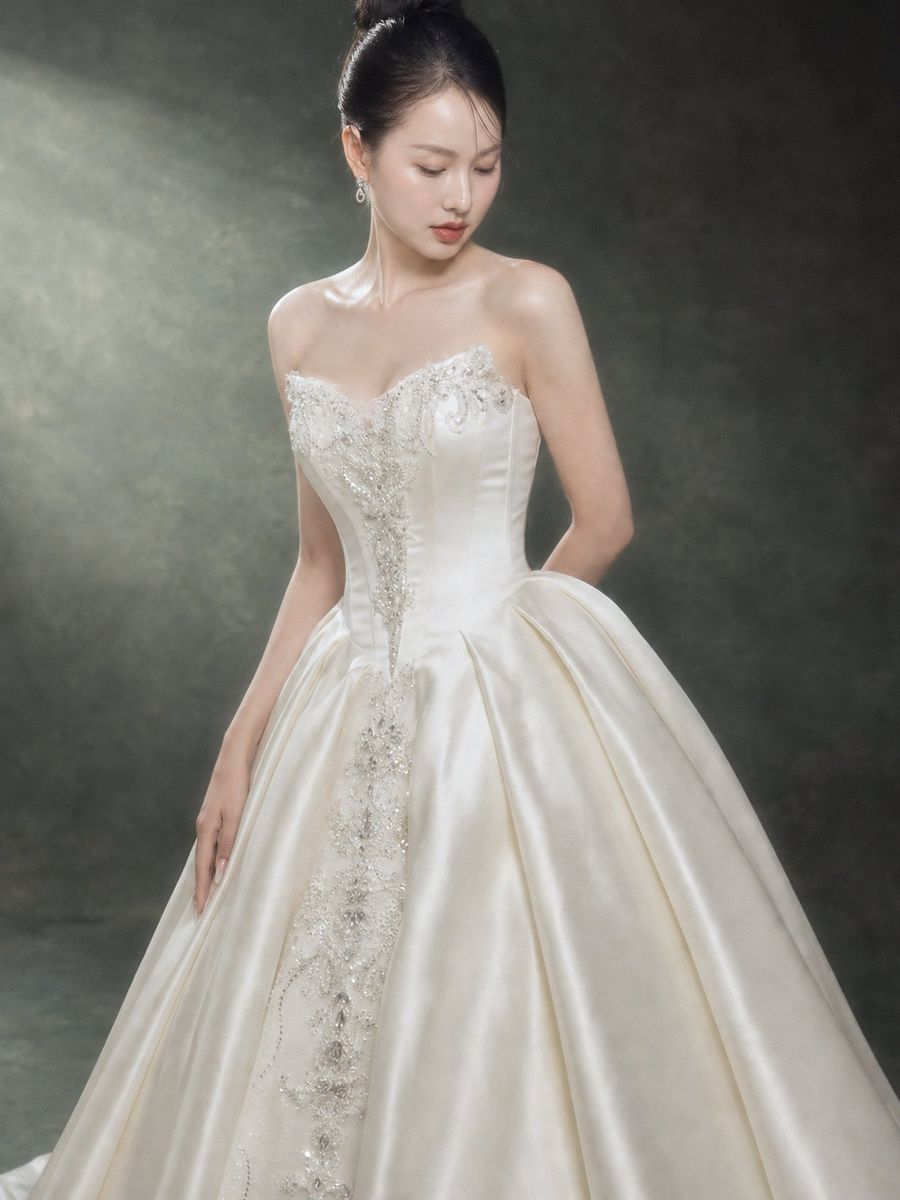 RTW-70002 — xoè satin cúp ngực đính kết