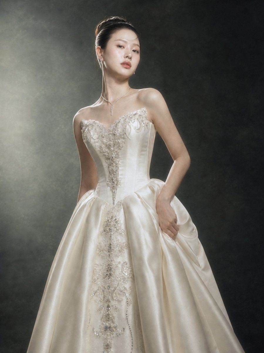 RTW-70002 — xoè satin cúp ngực đính kết