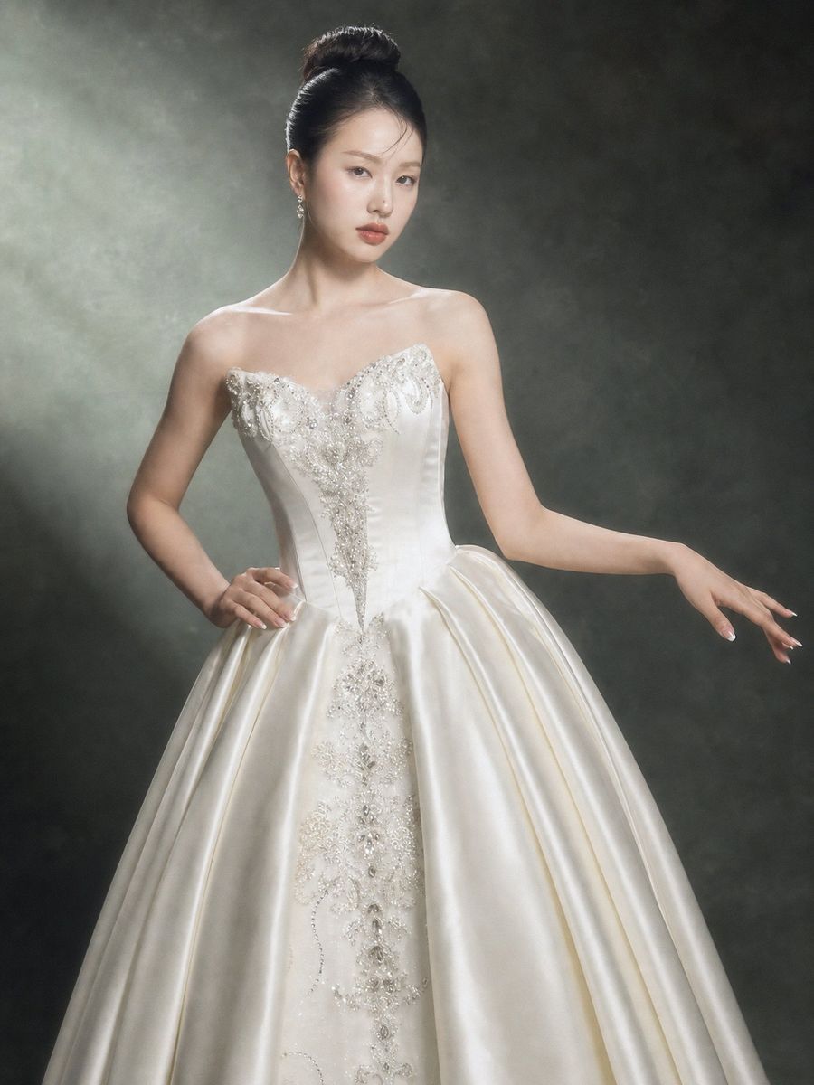 RTW-70002 — xoè satin cúp ngực đính kết