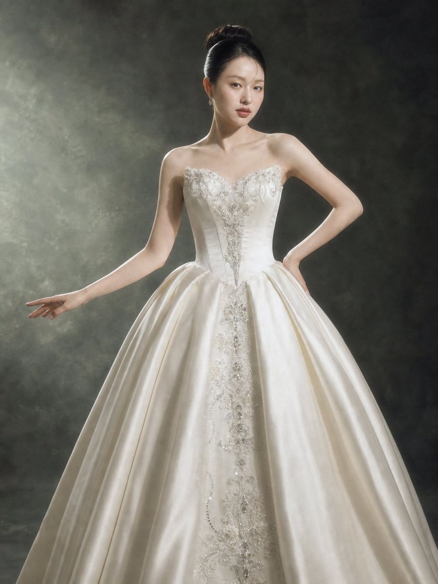 RTW-70002 — xoè satin cúp ngực đính kết