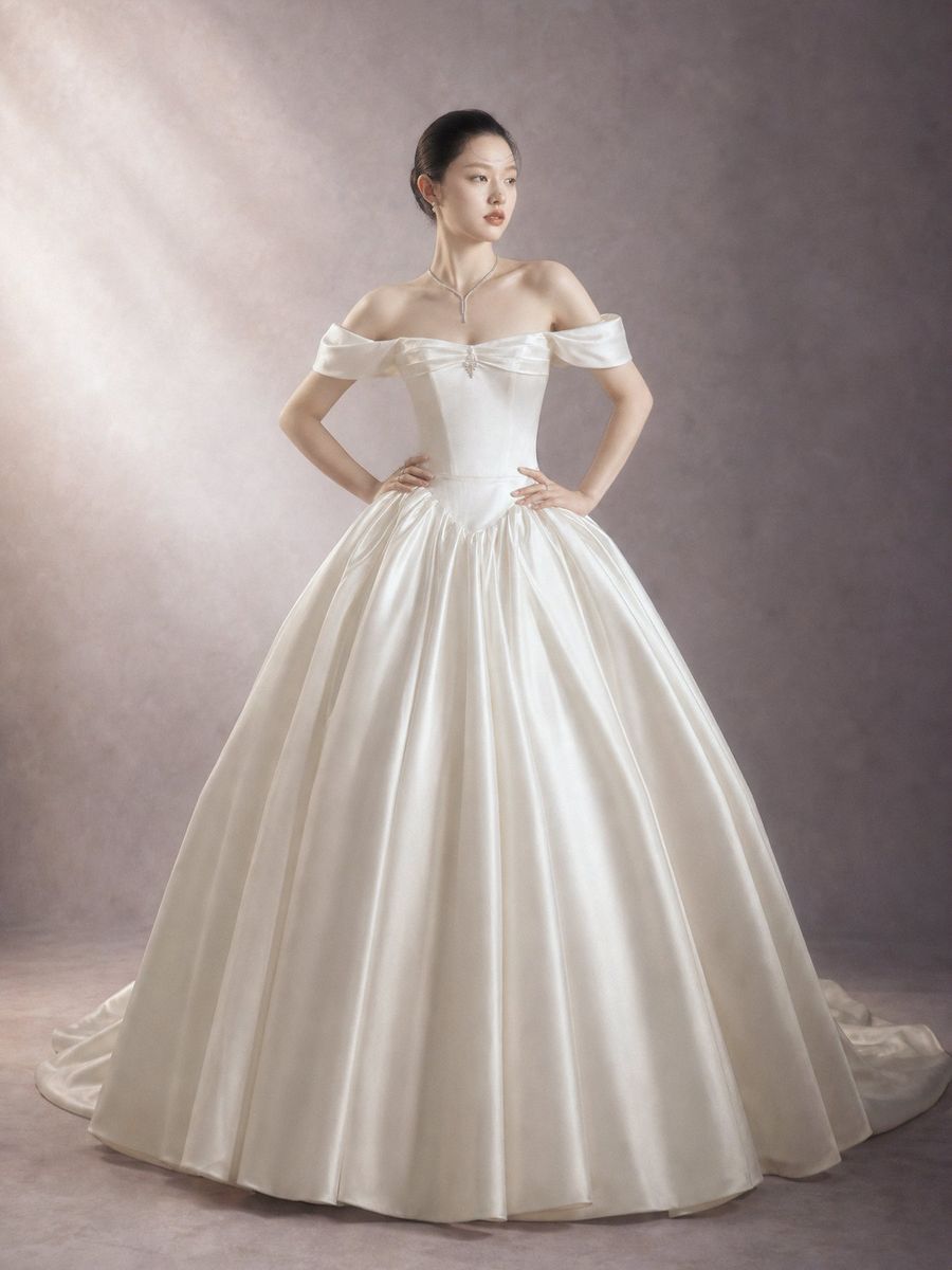 xoè satin trễ vai — RTW-70003 · váy cưới tại Vivian Bridal, TP.HCM