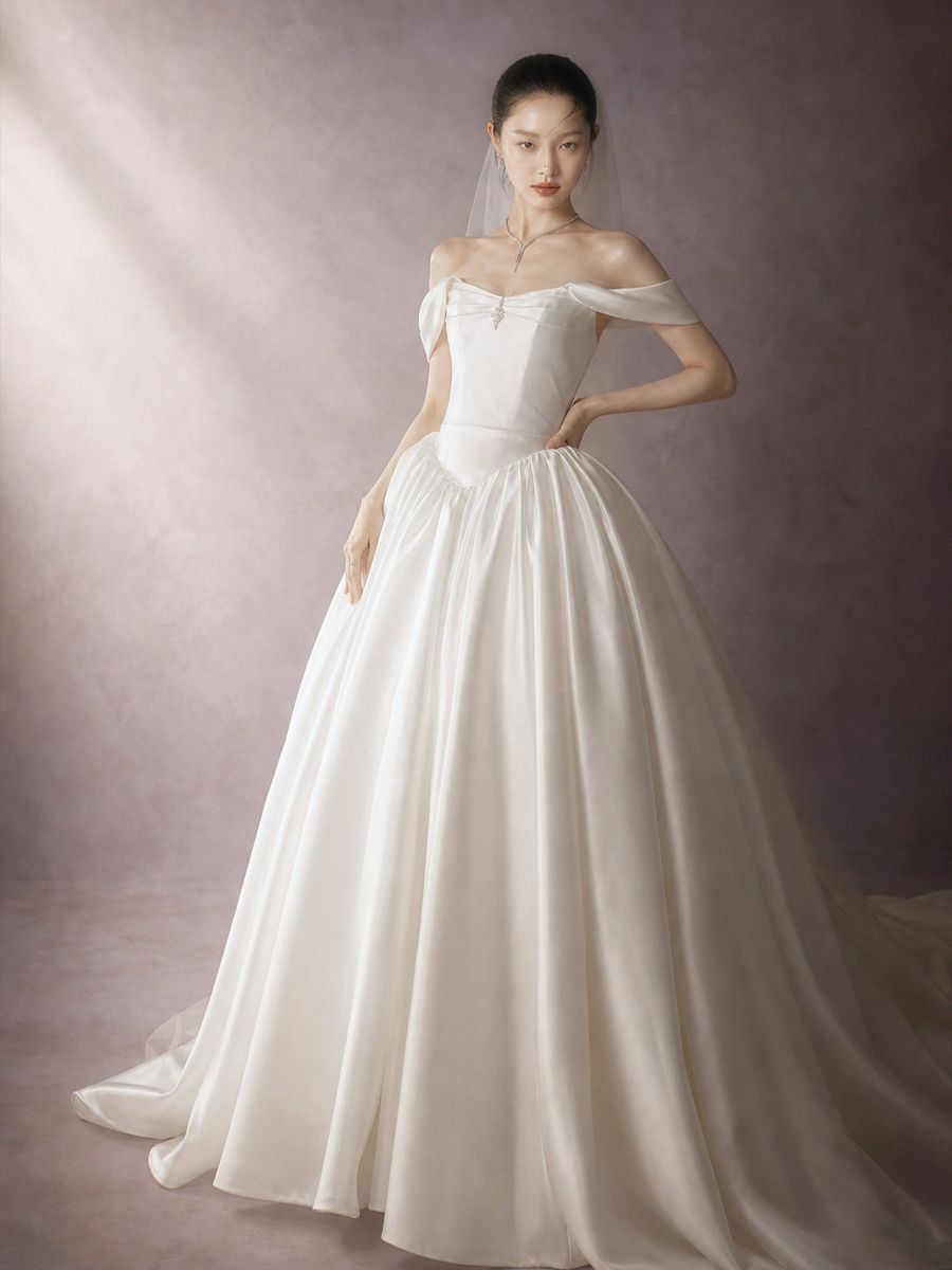 xoè satin trễ vai — RTW-70003 · váy cưới tại Vivian Bridal, TP.HCM