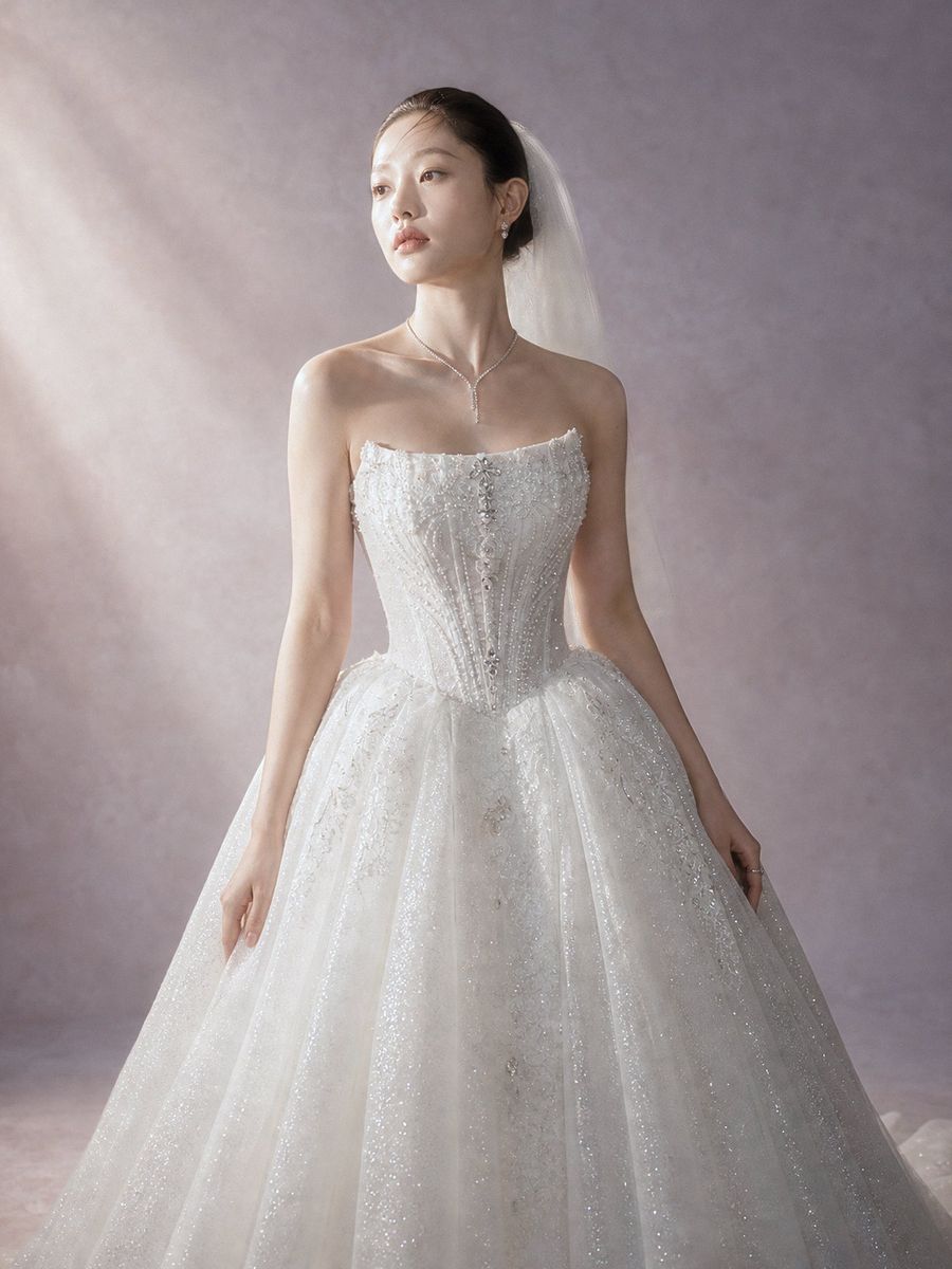 xoè kim tuyến cúp ngực đính kết — RTW-70013 · váy cưới tại Vivian Bridal, TP.HCM