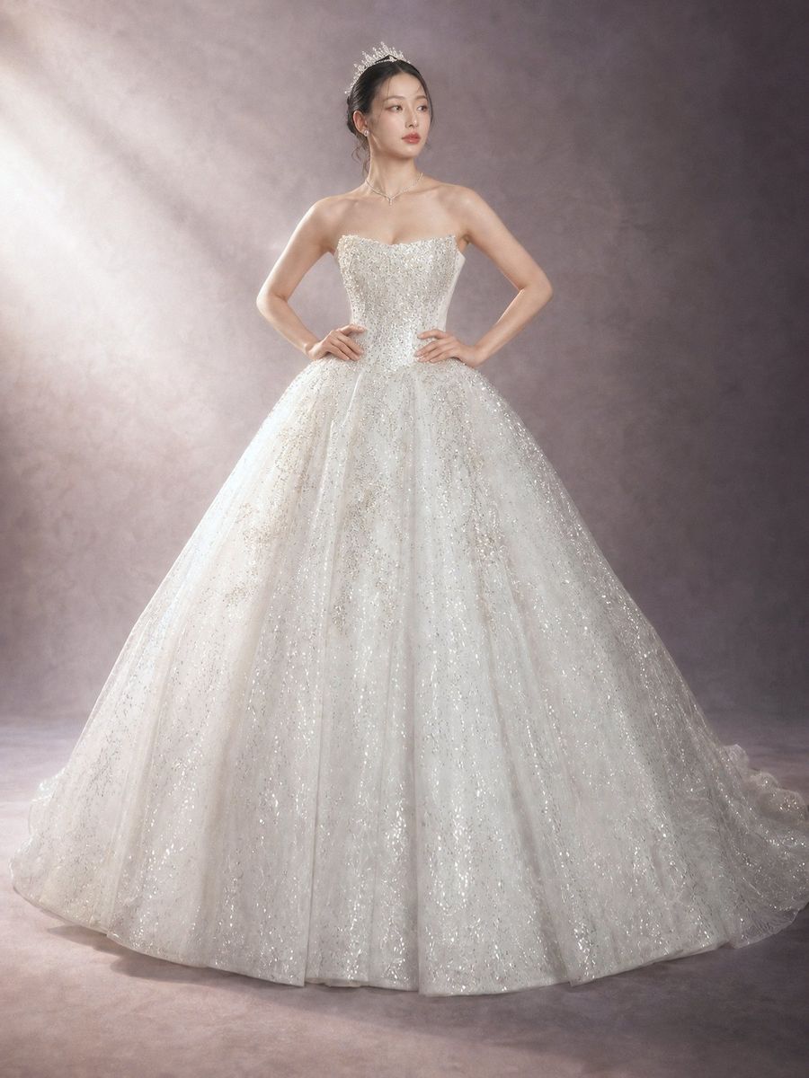 xoè vi tính cúp ngực đính đá — RTW-70015 · váy cưới tại Vivian Bridal, TP.HCM
