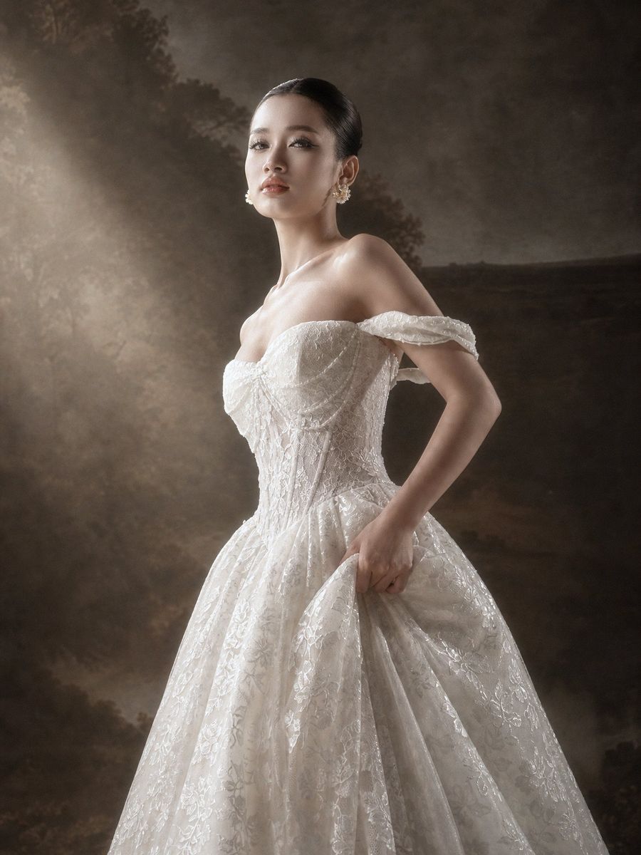 xoè ren trễ vai màu nude — RTW-70018 · váy cưới tại Vivian Bridal, TP.HCM