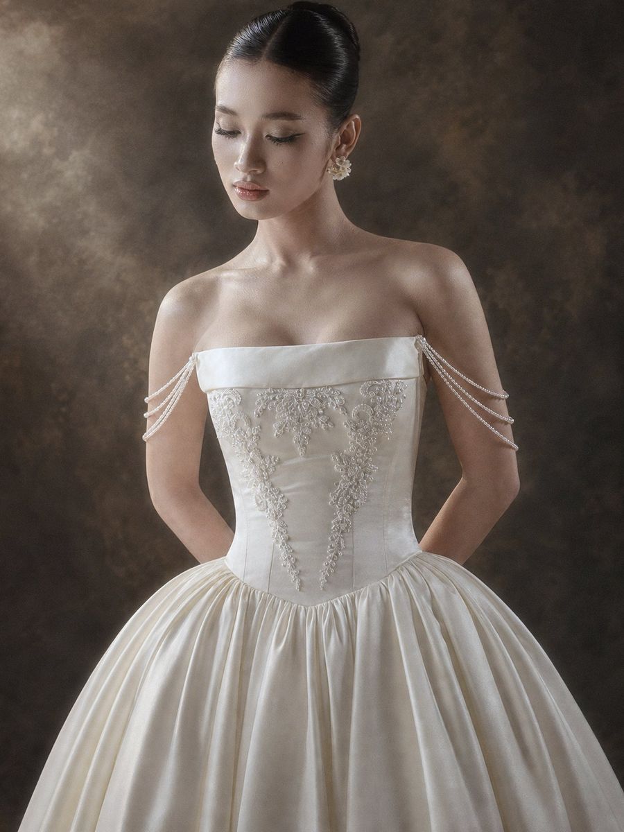 xoè satin cúp ngực ngang màu kem — RTW-70022 · váy cưới tại Vivian Bridal, TP.HCM