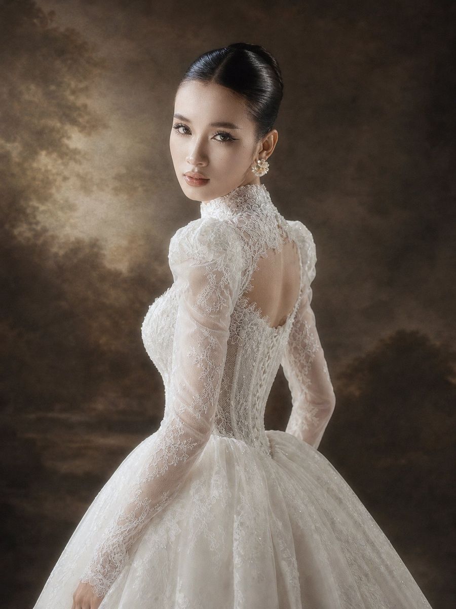 xoè ren tay dài cao cổ — RTW-70024 · váy cưới tại Vivian Bridal, TP.HCM