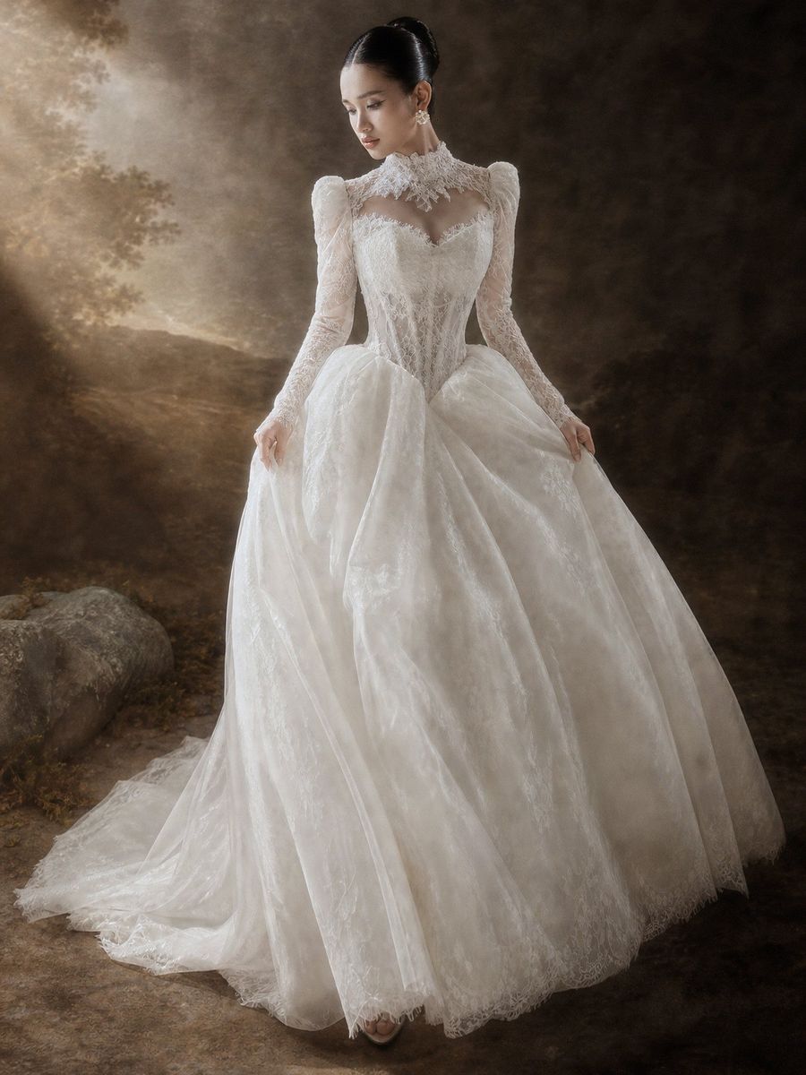 xoè ren tay dài cao cổ — RTW-70024 · váy cưới tại Vivian Bridal, TP.HCM