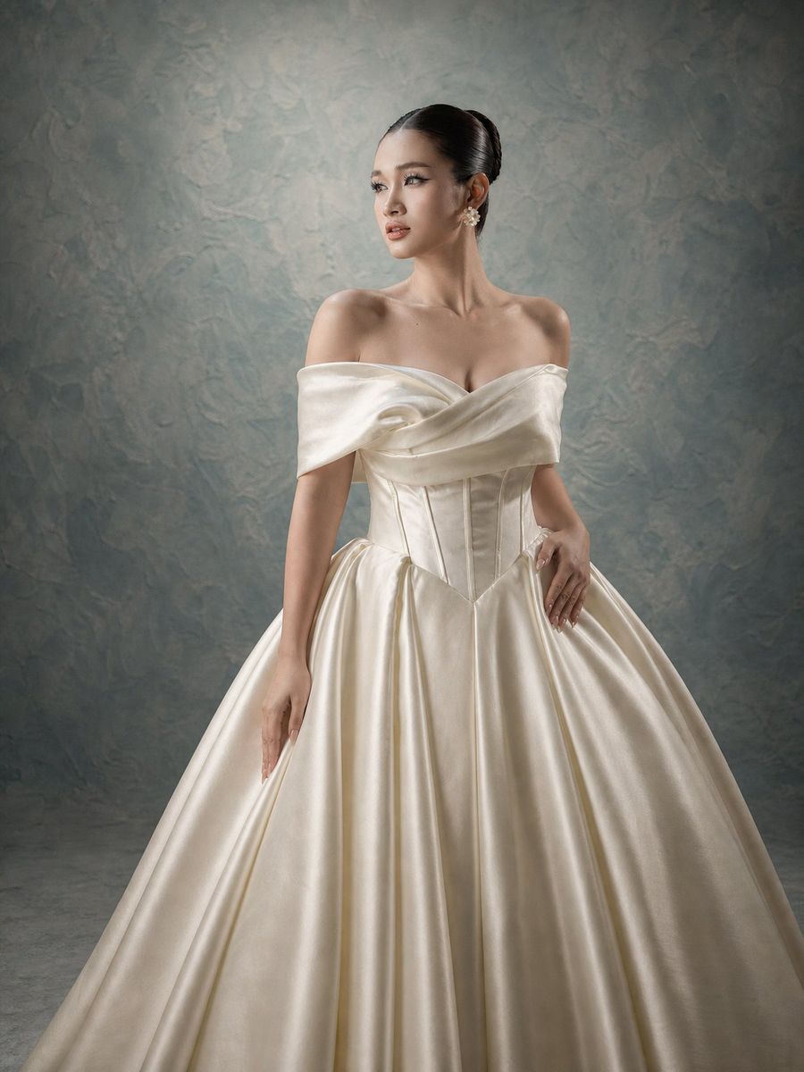 VNCBS-912 — Xoè satin trễ vai, corset