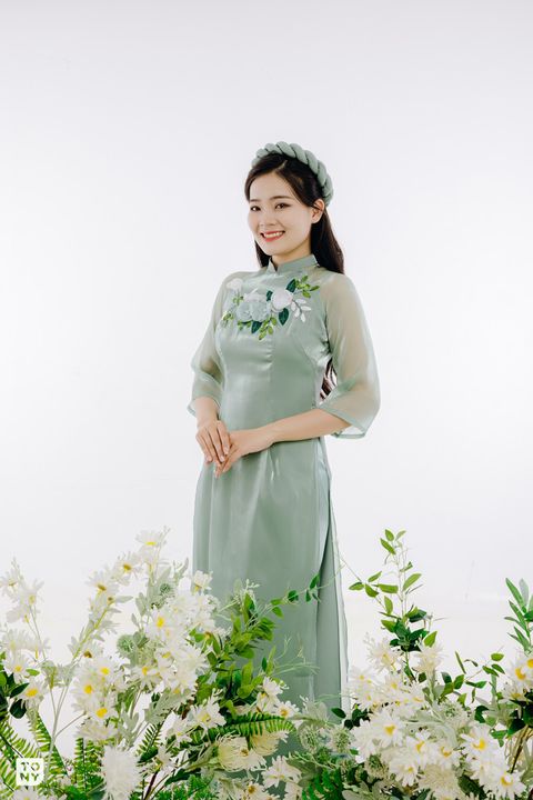 Áo dài bưng quả 03 tại Tony Wedding · Vivian Bridal, 106 Đường 3 Tháng 2 TP.HCM