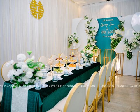 Trang trí gia tiên Hoa lụa cao cấp 02 tại Tony Wedding · Vivian Bridal, 106 Đường 3 Tháng 2 TP.HCM