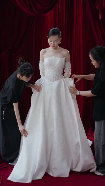 Váy cưới, khi chuyển động