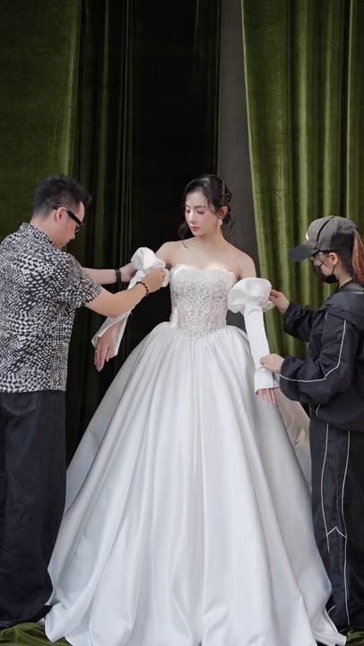 Váy cưới, khi chuyển động