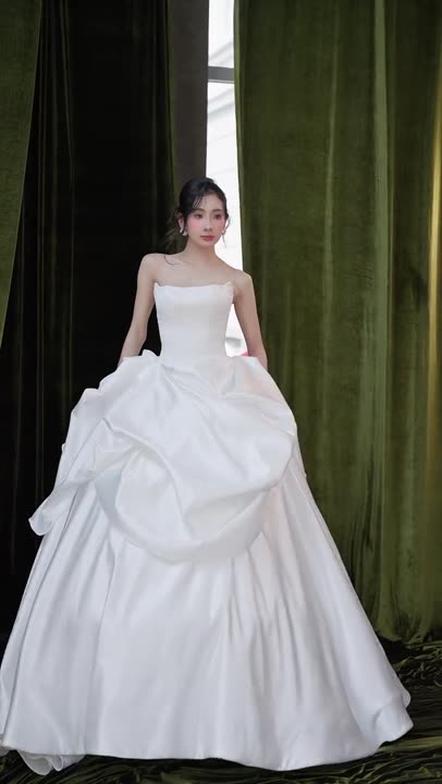 Váy cưới, khi chuyển động